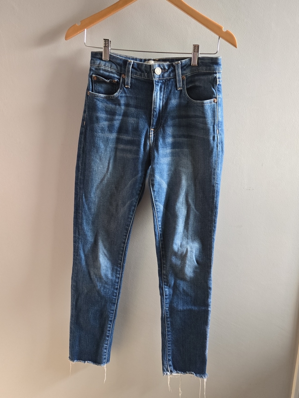 Trave Raw Hem Mid Rise Jeans Size 26
